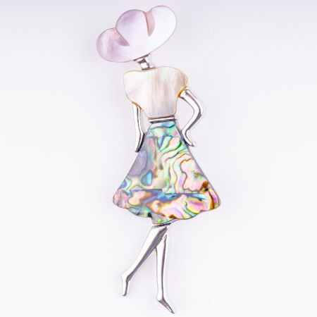 Broșe - Brosa pandant metalica argintie cu scoica naturala paua shell, silueta feminina cu palarie