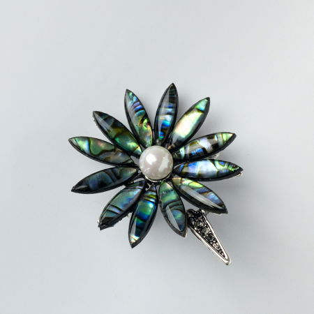 Broșe - Brosa pandant metalica argintie, floare cu petale din paua shell si perla sintetica alba