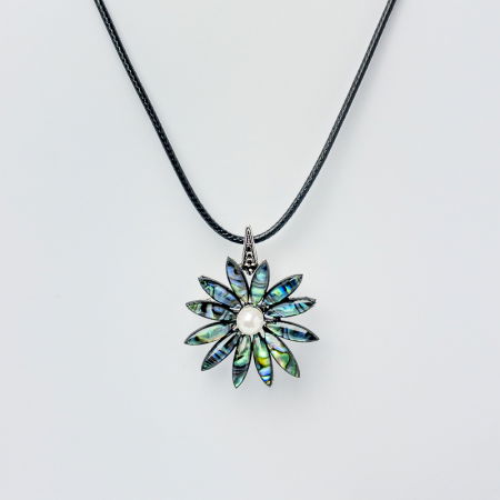 Brosa pandant metalica argintie, floare cu petale din paua shell si perla sintetica alba [1]