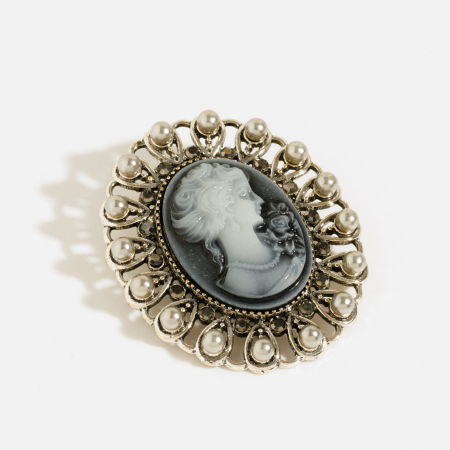 Broșe - Brosa metalica argintie, ovala - camee cu perle gri si pietricele fine argintii