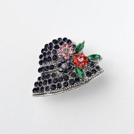 Bijuterii Noutați - Brosa metalica argintie palariuta cu pietricele bleumarin si flori multicolore