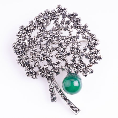 BIJUTERII - Brosa metalica argintie Pomul Vietii cu pietricele mici argintii si agata verde