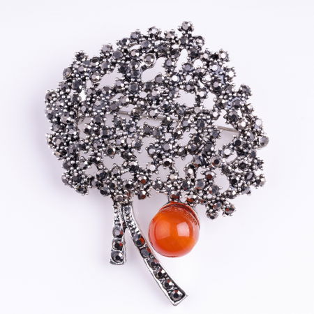 Broșe - Brosa metalica argintie Pomul Vietii cu pietricele mici argintii si carneol