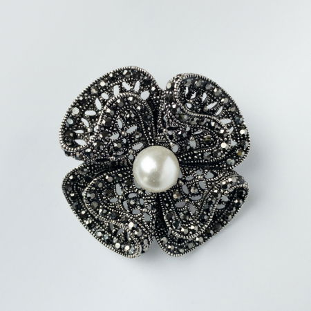 Broșe - Brosa metalica argintie floare cu pietricele gen marcasite si perla sintetica alba