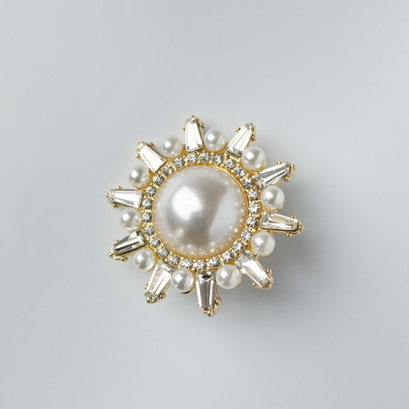 Broșe - Brosa metalica aurie rotunda cu pietricele albe si perlute sintetice albe