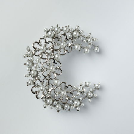 Broșe - Brosa metalica argintie semiluna si perlute sintetice albe