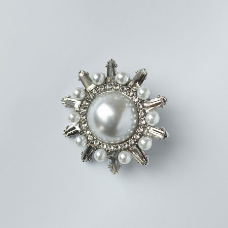 Broșe - Brosa metalica argintie rotunda cu pietricele albe si perlute sintetice albe