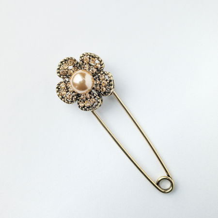 Broșe - Brosa metalica aurie tip ac cu floare si o perla sintetica in centru