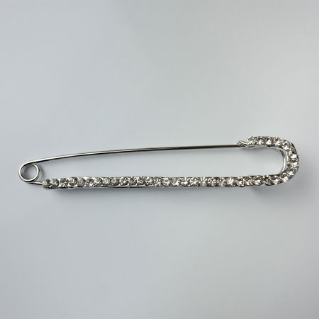 Broșe - Brosa metalica argintie tip ac lung pietricele fine albe