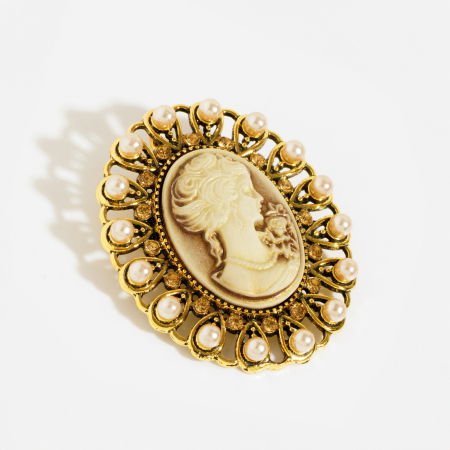 Broșe - Brosa metalica aurie, ovala - camee cu perle si pietricele fine aurii