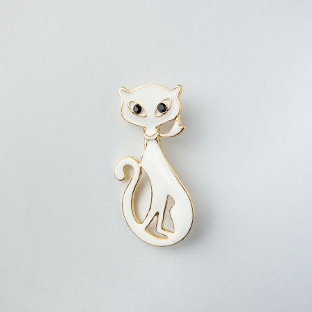 Promoții Accesorii & Bijuterii - Brosa metalica aurie pisica alba cu ochi negri
