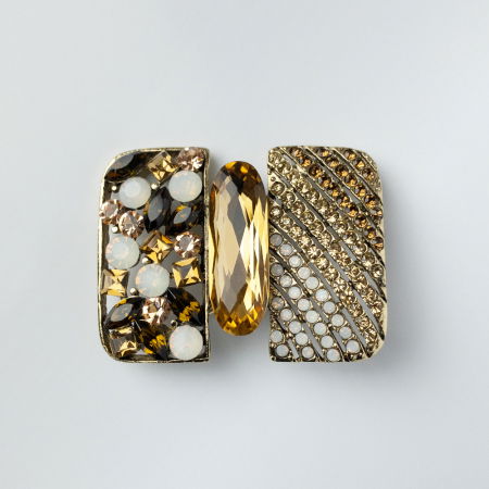 Broșe - Brosa metalica aurie dreptunghiulara cu pietricele albe si aurii