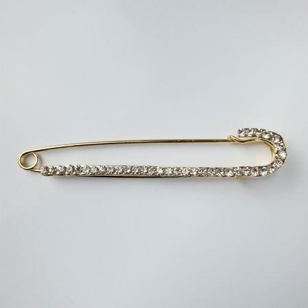 Broșe - Brosa metalica aurie tip ac lung pietricele fine albe