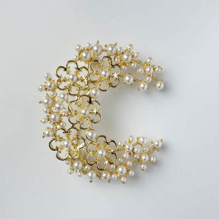 Broșe - Brosa metalica aurie semiluna si perlute sintetice albe