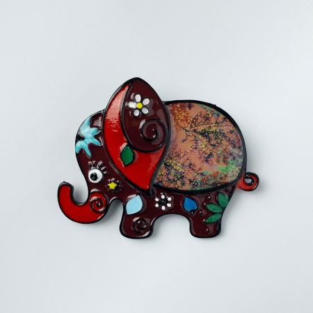 Broșe - Brosa metalica, elefant cu trompa in sus in nuante de rosu si bordo