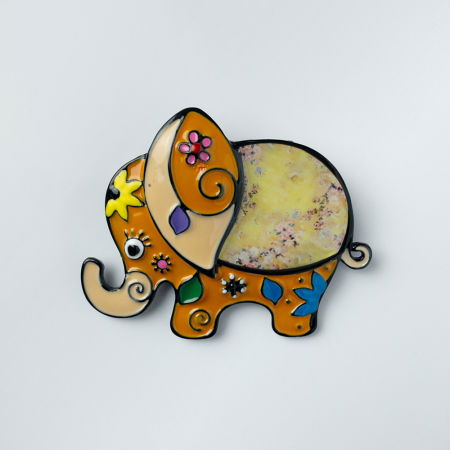 Broșe - Brosa metalica, elefant cu trompa in sus in nuante de galben