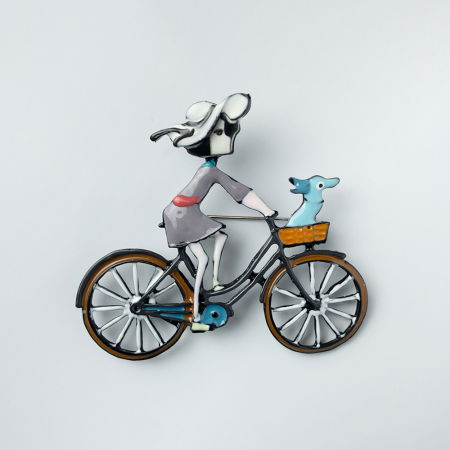 Broșe - Brosa metalica, fata pe bicicleta cu catelus in cos in nuante de gri