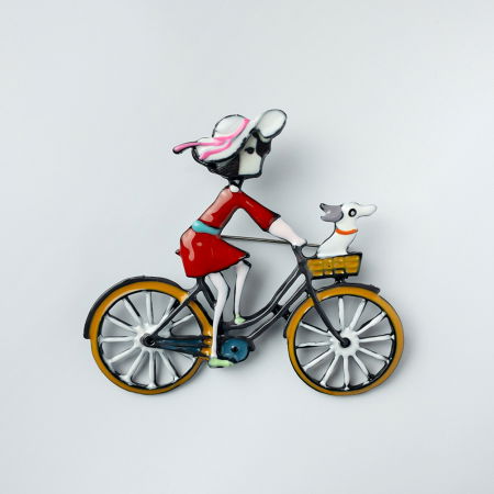 Broșe - Brosa metalica, fata pe bicicleta cu catelus in cos in nuante de rosu