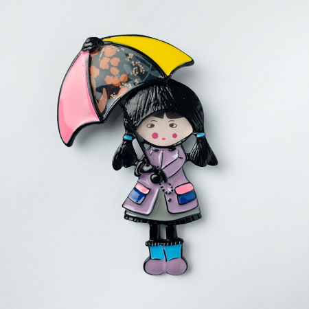 Broșe - Brosa metalica, fetita cu umbrela in nuante de gri, galben si roz