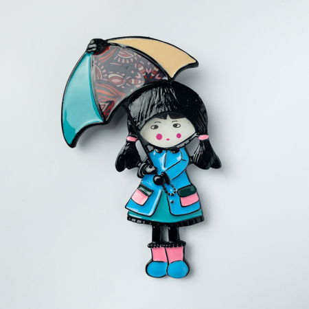 Brosa metalica, fetita cu umbrela in nuante de gri, galben si roz [1]