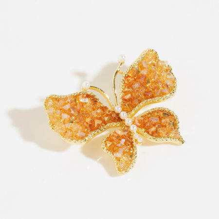 Broșe - Brosa metalica fluture auriu cu petale din cristale aurii si perlute fine, produs premium