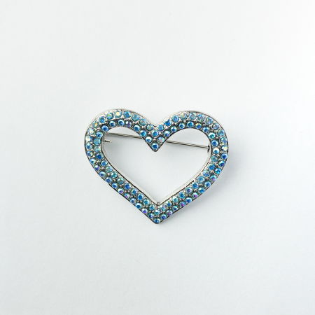 BIJUTERII - Brosa metalica inima arginite acoperita cu pietricele stralucitoare bleu