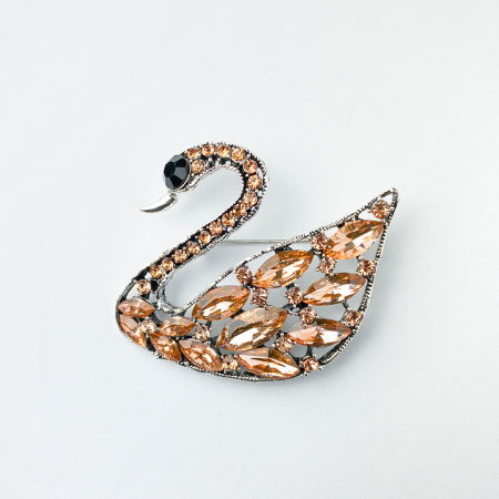 Broșe - Brosa metalica lebada argintie cu pietricele roz piersica