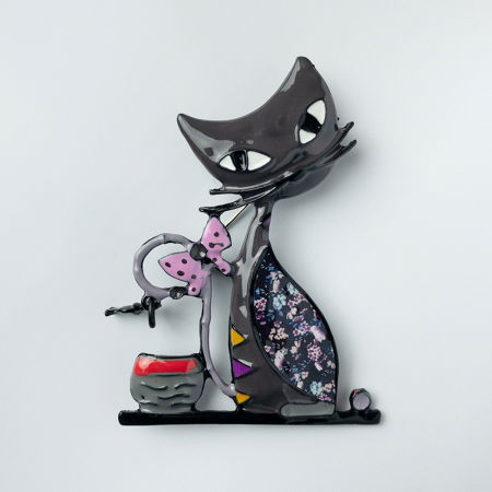 Broșe - Brosa metalica neagra, pisica gri cu pestisor agatat de coada