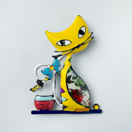 Promoții Accesorii & Bijuterii - Brosa metalica neagra, pisica galbena cu pestisor agatat de coada