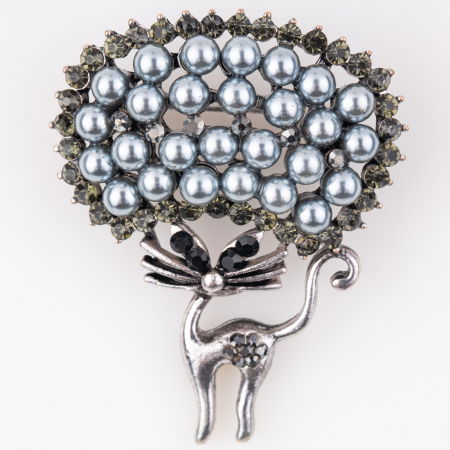 Broșe - Brosa metalica pisica argintie cu coafura de perlute