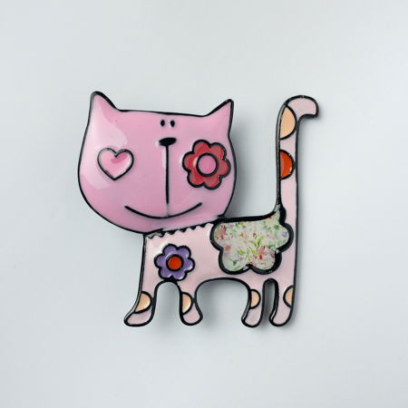 Broșe - Brosa metalica, pisica roz cu flori si inimi