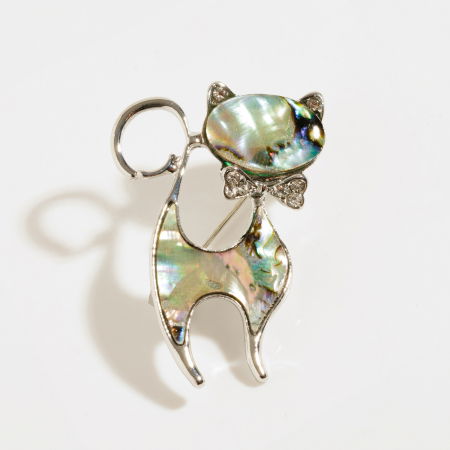 Broșe - Brosa metalica pisicuta argintie cu paua shell naturala si fundita