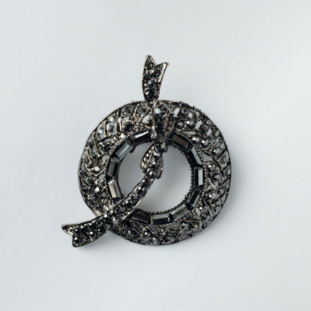 BIJUTERII - Brosa metalica rotunda cu fundita, argintiu antichizat cu pietricele gen marcasite