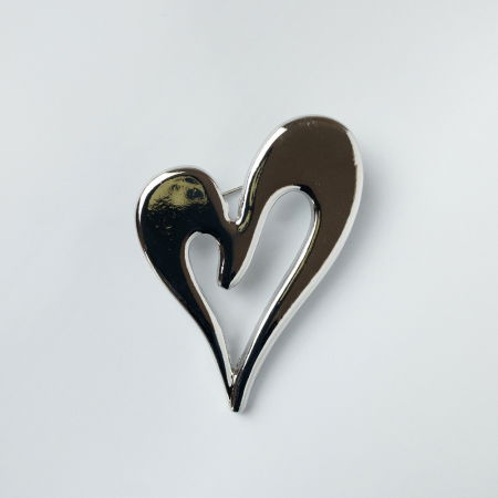 Broșe - Brosa metalica stilizata inima argintie