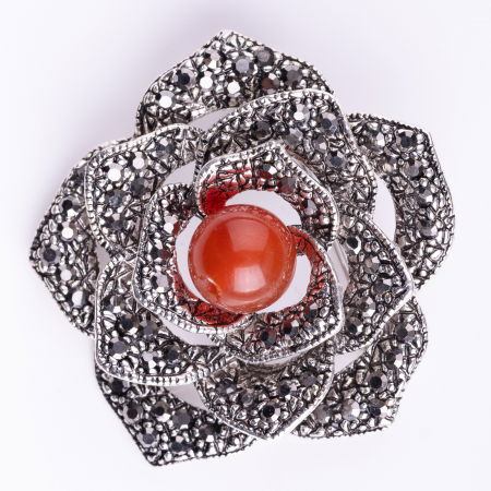 BIJUTERII - Brosa metalica trandafir argintiu cu pietricele mici argintii si carneol in centru