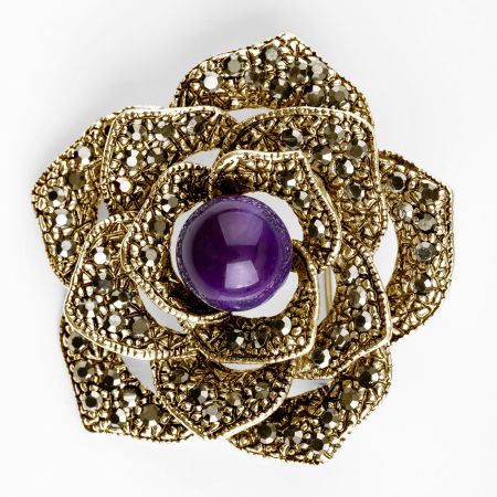 BIJUTERII - Brosa metalica trandafir auriu antichizat cu pietricele mici si ametist in centru