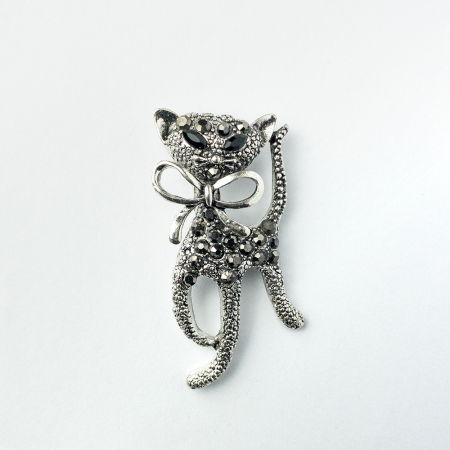 Broșe - Brosa metalica pisica argintie cu pietricele argintii
