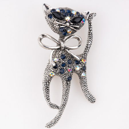 Broșe - Brosa metalicapisica argintie cu pietricele bleumarin