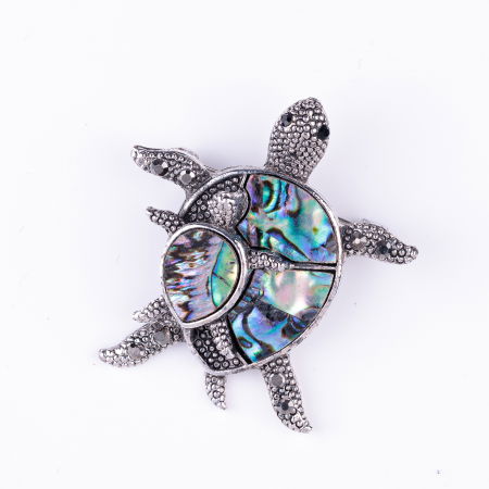 Broșe - Brosa metalica argintie cu scoica naturala paua shell si pietricele argintii, broscuta testoasa cu pui