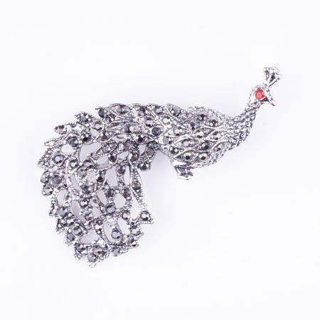 Broșe - Brosa metalica argintie cu pietricele mici, paun cu coada mare