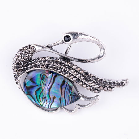 Broșe - Brosa pandant lebada metalica argintie cu scoica naturala paua shell si pietricele argintii