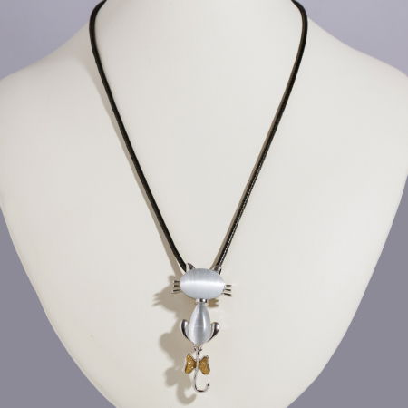 Brosa pandant metalica argintie cu sidef, pisica cu fundita la coada mobila [1]