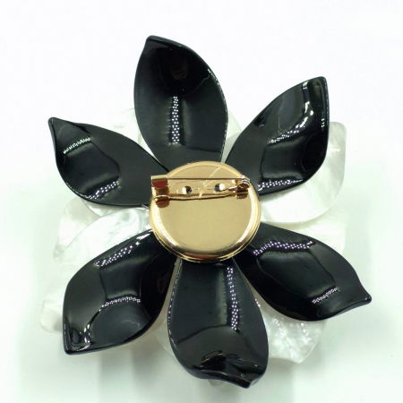 Brosa statement in forma de floare, din rasina, cu efect de sidef, alb-negru [3]