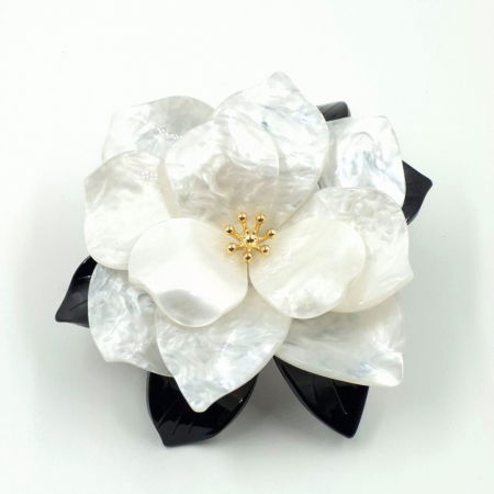 Brosa statement in forma de floare, din rasina, cu efect de sidef, alb-negru [1]