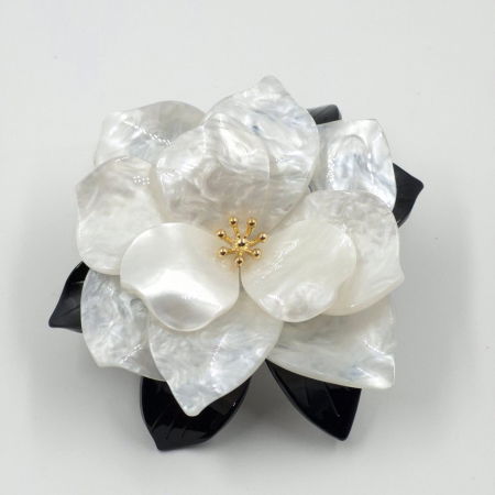 Brosa statement in forma de floare, din rasina, cu efect de sidef, alb-negru [2]