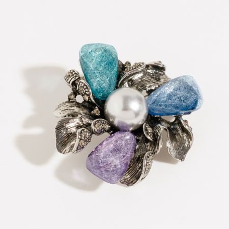Broșe - Brosa pandant metalica argintie, floare cu petale fatetate si perla