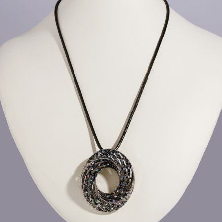 Brosa pandant metalica argintie, forma stilizata ovala cu pietre fine [1]