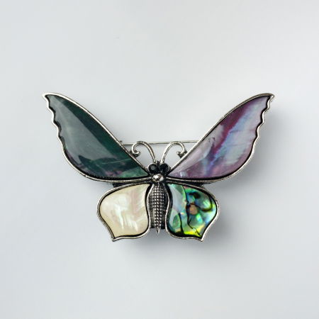 Broșe - Brosa pandant metalica argintie, fluture cu aripi din paua shell naturala si sidef