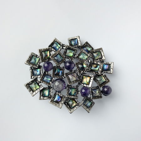 Broșe - Brosa pandant metalica argintie, model geometric cu paua shell si ametist naturale