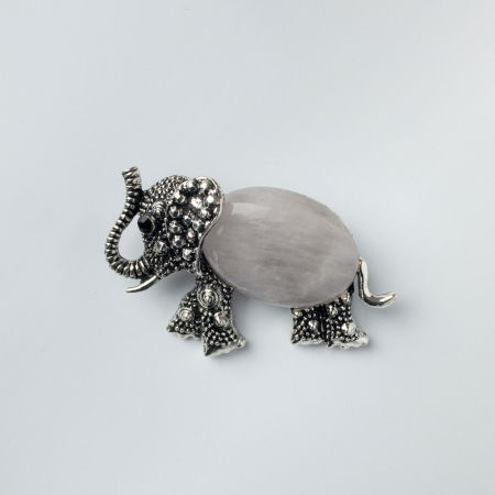 Broșe - Brosa pandant metalica argintie, elefant cu trompa in sus si corp din cuart roz